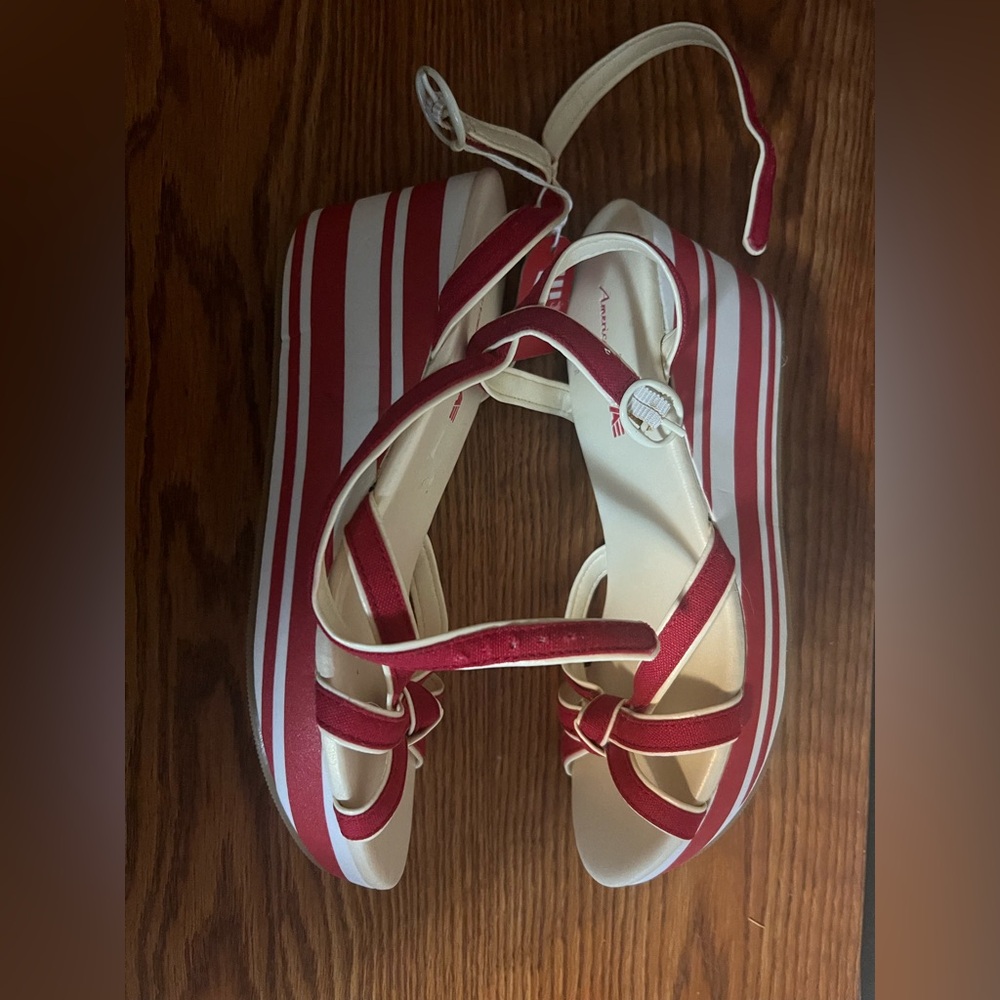 American Eagle Outfitters Red and Cream Women's Sandals. Size 7 - Picture 3 of 4